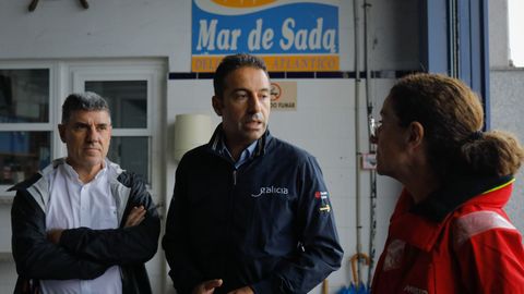 El conselleiro do Mar, en el centro, entre los responsables de Proinsa, Jos Juan y Dolores Fernndez Vzquez