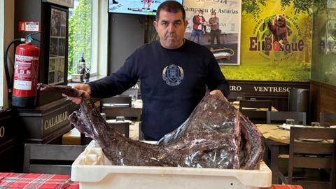 El propietario de la sidrera El Bosque, con el pixn gigante