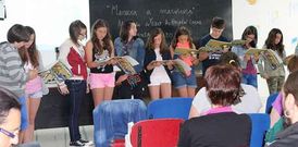 Los alumnos del colegio As Forcadas, autores del libro, durante un momento de la presentacin en Corme.