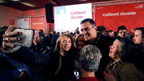 El presidente Pedro Snchez se hace una foto con algunos de los asistentes al primer gran acto del candidato del PSC a la alcalda de Barcelona, Jaume Collbon. 