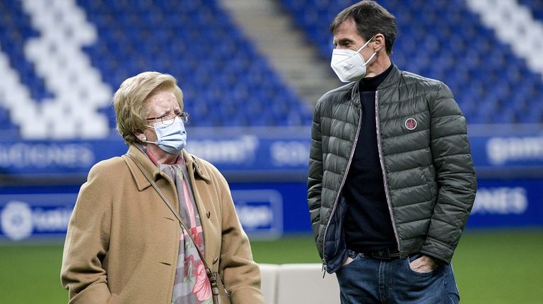 Beni Meleiro, abonada del Real Oviedo, y José Ángel Ziganda