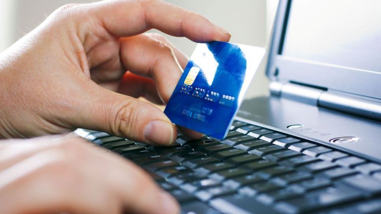 Los españoles compran cada vez más por internet, llevando al sector a crecer un 21 % en un año