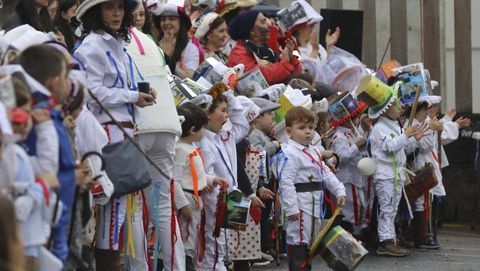 Troteiros de Bande en Santiago.Los trajes de los troteiros de Bande llamaron la atencin en el carnaval que organizan los centros de enseanza de Lamas de Abade (Santiago de Compostela). Desde Bande se desplazo un autobs con 50 troteiros. 