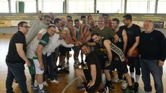 Celebración del 20 aniversario del ascenso a EBA del club de baloncesto Estudiantes, con otro equipo de jugadores amigos