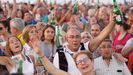 Participantes en la XXVIII edición de la Fiesta de la Sidra Natural de Gijón, en la que han logrado batir de nuevo el récord mundial de escanciado simultáneo  con la participación de 9.721 personas