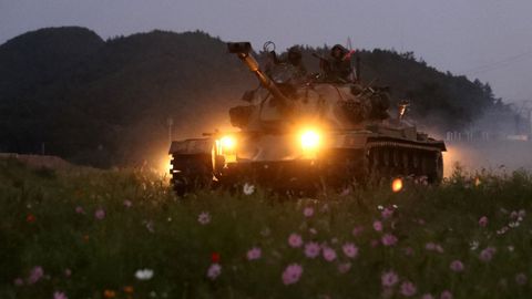 Marines surcoreanos realizan maniobras en la isla de Baengnyeon (Corea del Sur).
