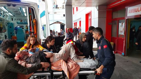 Los sanitarios trasladan al hospital a una mujer herida durante un ataque con misiles lanzados desde Siria contra la localidad turca de Karkamis 