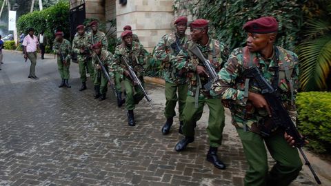 Miembros de las fuerzas de seguridad, junto al hotel donde se produjeron la explosión y los disparos, en Nairobi