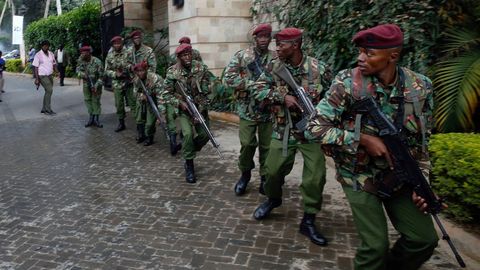 Miembros de las fuerzas de seguridad, junto al hotel donde se produjeron la explosin y los disparos, en Nairobi