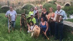 Emigrantes melidenses en Bilbao tocan una muiñeira en el puente de Furelos