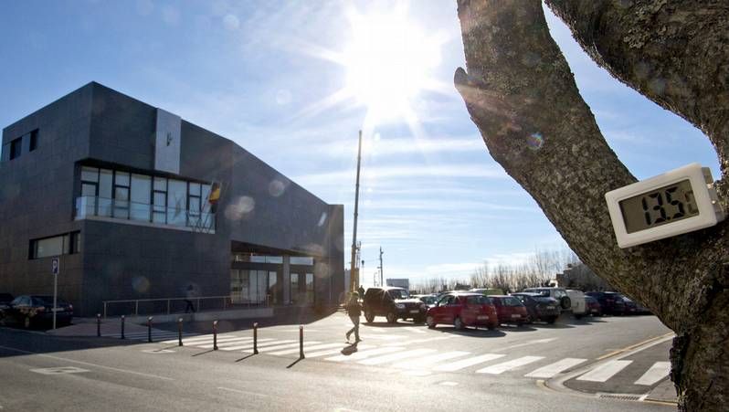 Un jugador del Escair�n, a la derecha, conduce el bal�n.