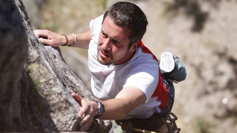 Rubn Arroxo, candidato del BNG en Lugo, haciendo escalada. 