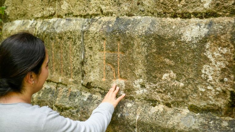 Dañan la inscripción fundacional y hacen pintadas en el cenobio de Carboeiro