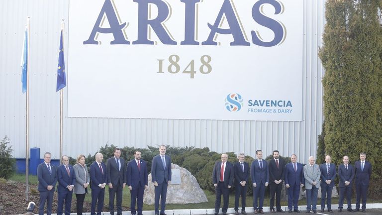 En el lado izquierdo, el ministro de Transportes y Movilidad Sostenible, Óscar Puente (5i); el presidente del Gobierno de Asturias, Adrián Barbón (6i) y el Rey Felipe VI (7i), posan a su llegada a las instalaciones de Mantequerías Arias, a 25 de enero de 2024, en Ribera de Arriba, Asturias (España)