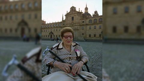 Concepción López González, fotografada no barrio monfortino da Compañía e cos Escolapios ao fondo