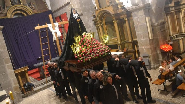 Los portadores bailan a la Virgen dentro de la iglesia, por la lluvia, en la Semana Santa de Ares