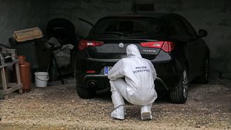Un agente de la polic�a cient�fica examina el coche del mafioso Matteo Messina