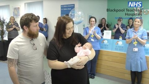 Stuart, Kathrine y su hija Ruby salen del hospital en Blackpool (Inglaterra) tras recuperarse de coronavirus virus