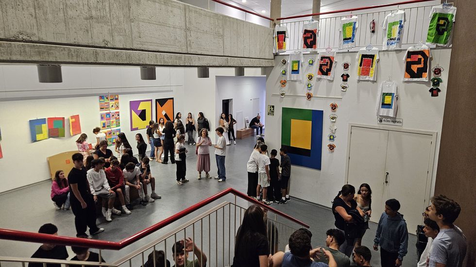 Estudantes, este luns na inauguraci�n da exposici�n no auditorio de Chantada. Amigos de Manuel Jorge