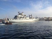 Dos remolcadores ayudaron al buque de la Marina alemana a cambiar de muelle