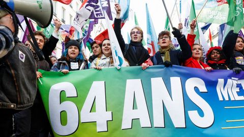 Manifestantes sostienen una pancarta con el lema «No a la jubilación a los 64» durante una manifestación el sábado, convocada por el partido de izquierda Francia Insumisa