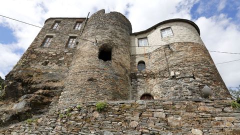 Castillo de Navia de Suarna, en el centro de la villa, y que lleva años en abandono y con una campaña a favor de su recuperación pública