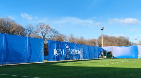 Las lonas del campo n�4 de El Requex�n, afectadas por el viento