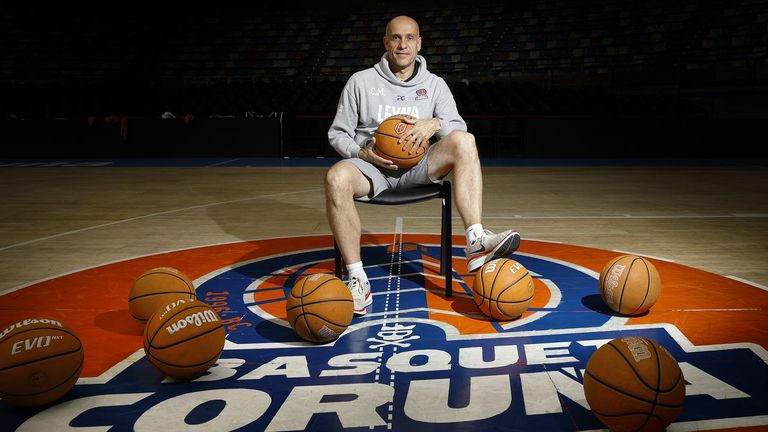 Carles Marco, entrenador del Leyma Básquet Coruña: «Me haría feliz devolver con un ascenso a la Liga Endesa la confianza que nos dio el club»