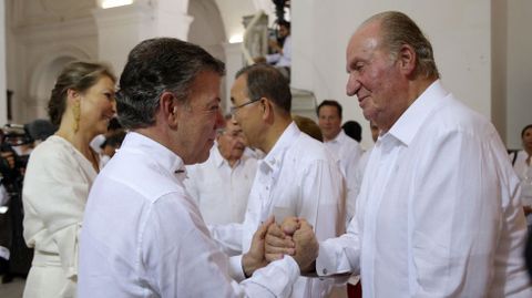 El rey emrito de Espaa, Juan Carlos I, saludando al presidente colombiano Juan Manuel Santos. 