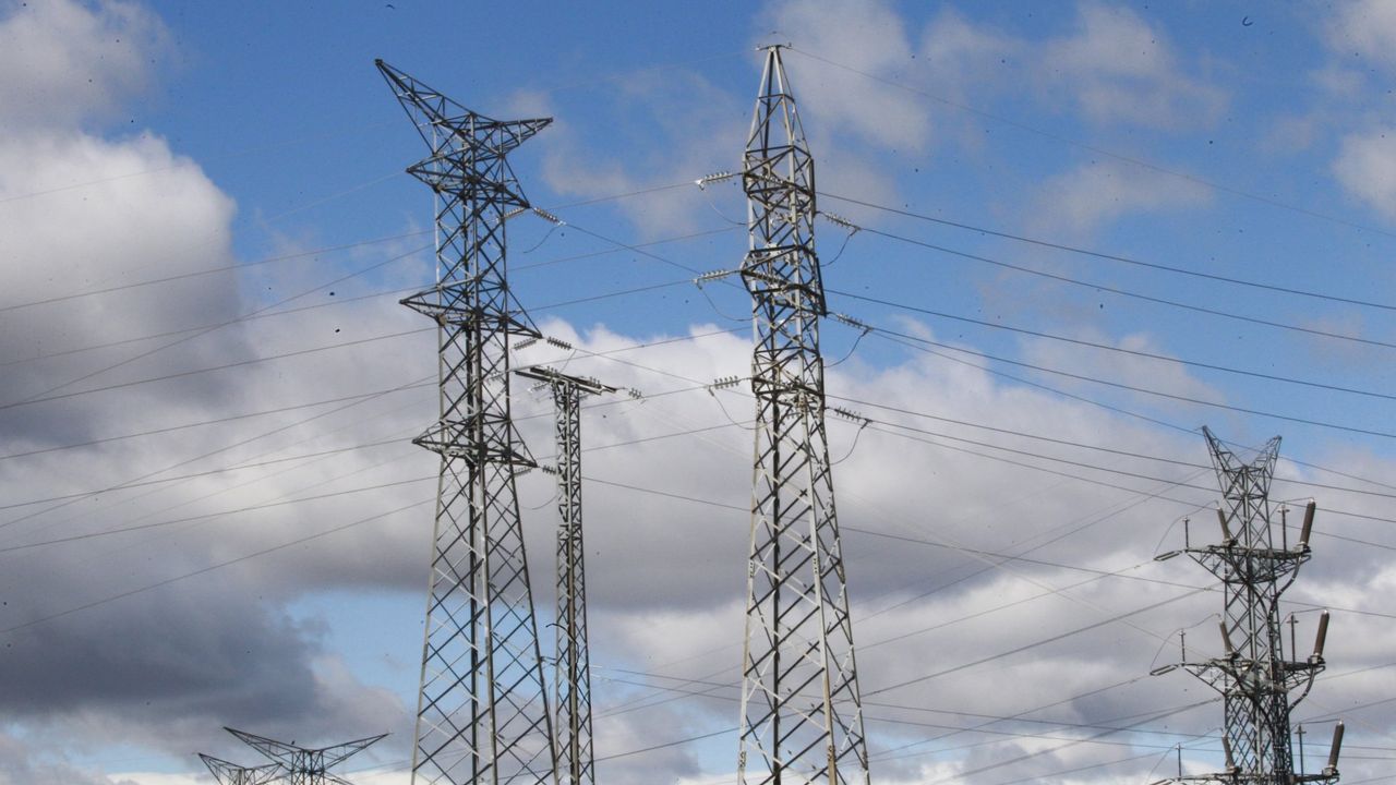 Los camioneros de Castrill�n animan el confinamiento a ritmo de claxon.El transporte y distribuci�n de energ�a el�ctrica es una actividad regulada y, como tal, la pagan los consumidores en la factura de la luz