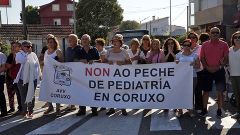 Protesta, en el 2018, contra el traslado de la pediatra de Coruxo a Navia