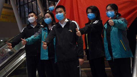 Mdicos chinos parten de Wuhan, el epicentro de la pandemia, despus de varias semanas de intenso trabajo