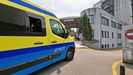Una ambulancia, en el exterior del servicio de urgencias del hospital Montecelo, en Pontevedra