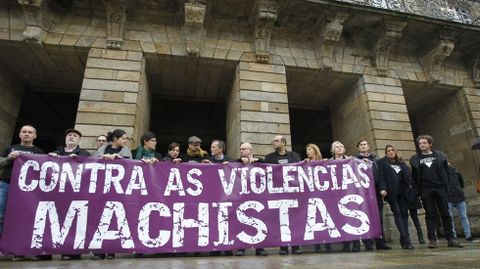 La corporacin de Santiago encabezada por el alcalde Martio Noriega se concentr en la Praza do Obradoiro para mostrar su rechazo a la violencia machista. 