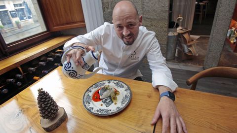 Iñaki Bretal, en su restaurante de Pontevedra, O Eirado da Leña