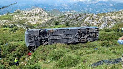Autobús volcado en la subida a Lagos de Covadonga