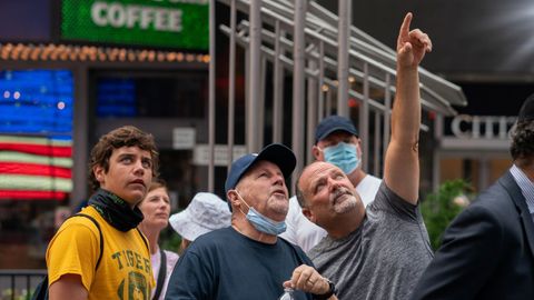 Gente observando el despegue inaugural del Blue Origin, en Nueva York