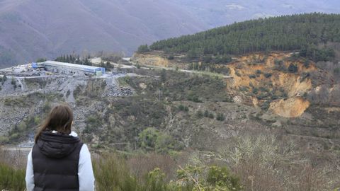 En el suceso se derrumb ladera abajo un tramo de cerca de doscientos metros de la carretera LU-561, que une Folgoso do Courel con Quiroga