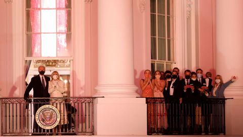 La pareja presidencial y su familia observan los fuegos artificiales desde los balcones de la Casa Blanca