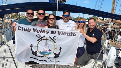 Tomas Ruiz junto a m�s miembros del Club Velas al Viento
