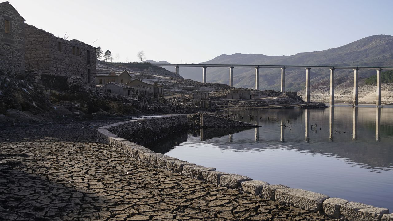 De montaa en montaa.La antigua carretera que conectaba Lobios con Portugal, en la aldea de Aceredo, anegada en 1992 para la construccin del pantano de Alto Lindoso