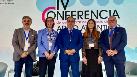 De izquierda a derecha, Alejandro Calvo, consejero de Movilidad, Cooperaci�n Local y Gesti�n de Emergencias; Nieves Roque��, presidenta de la Autoridad Portuaria de Gij�n; Jos� Antonio Sebasti�n, comisionado del Gobierno de Espa�a para el Corredor Atl�ntico; Nuria Casta�o, subdirectora general para la Estrategia del Modelo de Regi�n y Atracci�n de Inversiones y Santiago Rodr�guez Vega, presidente de la Autoridad Portuaria de Avil�s el pasado viernes durante la celebraci�n del IV Foro de las C�maras de Comercio del Arco Atl�ntico.