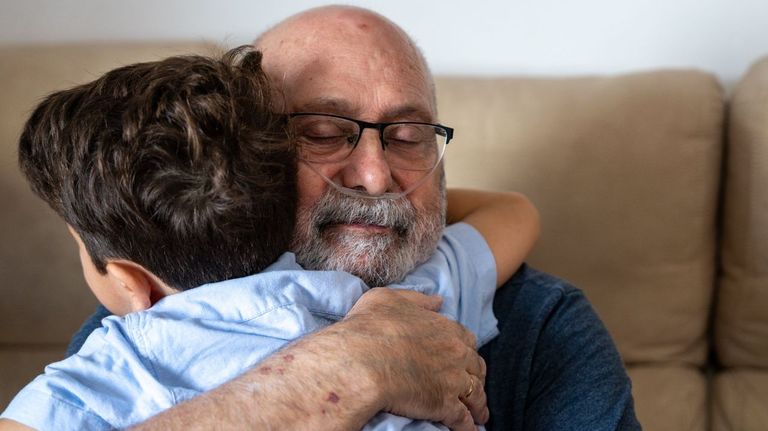 La lección de heroicidad de un niño de 8 años para salvar la vida de su abuelo