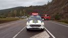 Un coche de la Guardia Civil de trfico sealiza un accidente en el tramo lucense de la carretera N-120