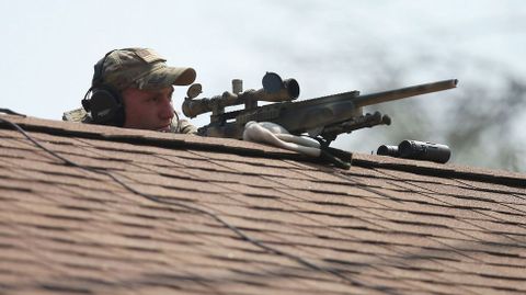 Un francotirador estadounidense apostado en un tejado a la espera. 