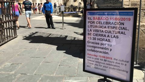 Un cartel a la entrada de la catedral de Sevilla avisa de que las visitas quedan cortadas a las 15.30 horas de hoy dentro de las medidas puestas en marcha con motivo de la boda del futbolista Sergio Ramos y la presentadora Pilar Rubio, que contraerán matrimonio esta tarde en la capital andaluza