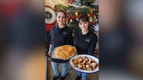 Parte del equipo de Anosa taberna con algunas de sus preparaciones