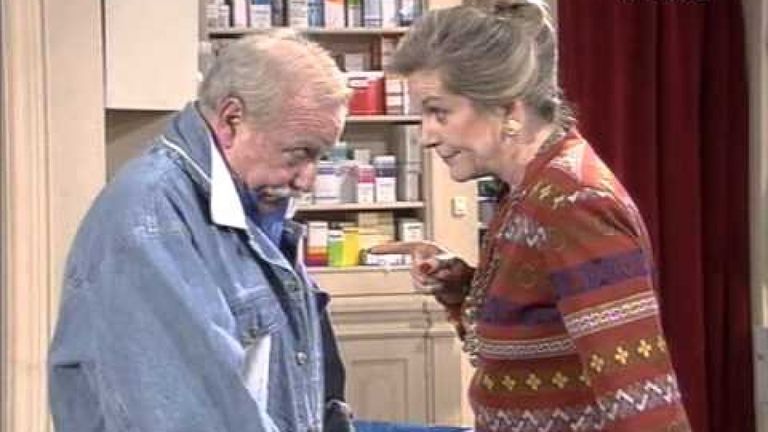 El actor Pepe Soriano, que daba vida a Enrique Cano, junto a la protagonista de «Farmacia de Guardia», Concha Cuetos, que interpretaba a su hija, Lourdes