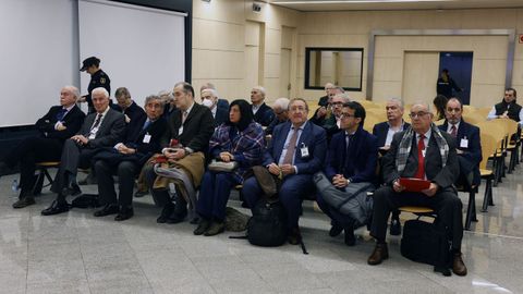 La Audiencia Nacional juzga desde este lunes las supuestas irregularidades detectadas en la ejecucin de las obras de ampliacin del puerto de El Musel, en Gijn (Asturias), por las que estn acusadas una veintena de personas, entre ellas cuatro ex altos cargos de Puertos del Estado, que afrontan peticiones de condena de la Fiscala de entre dos y tres aos de prisin.