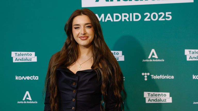 La cantante Lola Índigo procesiona en la Semana Santa de Granada